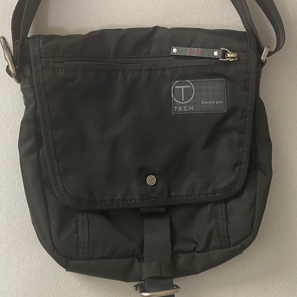 T-Tech by TUMI Essential Gear "Lewis Small Flap Crossbody" Bag - Picture 1 of 13